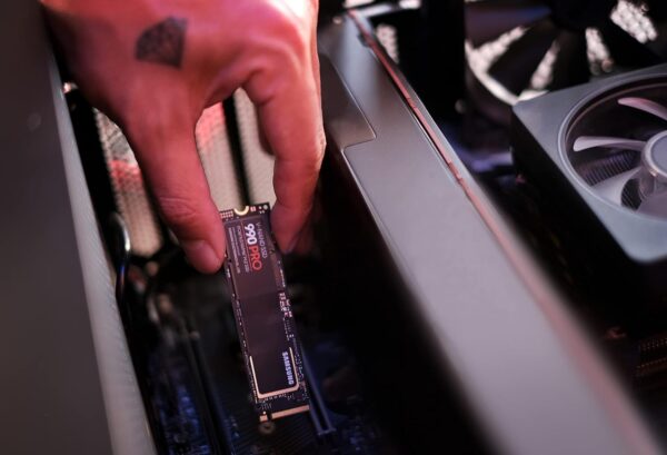 SAMSUNG 990 PRO SSD 4TB PCIe 4.0 NVMe M.2  Internal Solid State Hard Drive, Seq. Read Speeds Up to 7,450 MB/s for High End Computing & Gaming - Image 2